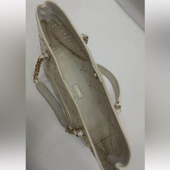 CHANEL CC PERFORATED PATENT LEATHER TOTE - Picture 6 of 7